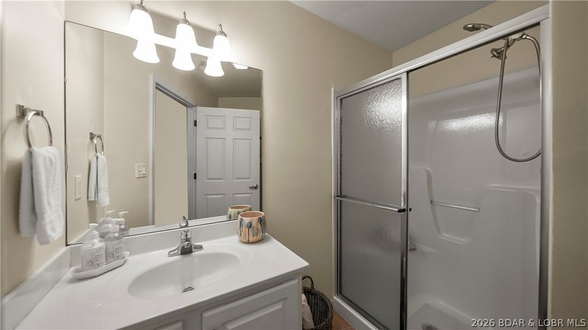 Three bedrooms, three full baths, two of those bedrooms lakeside - photo 27