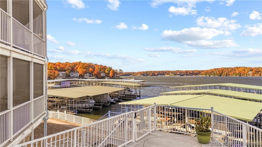 Three bedrooms, three full baths, two of those bedrooms lakeside - photo 35