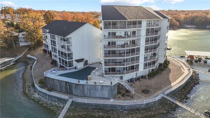 Three bedrooms, three full baths, two of those bedrooms lakeside - photo 40