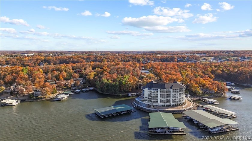 Three bedrooms, three full baths, two of those bedrooms lakeside - photo 41