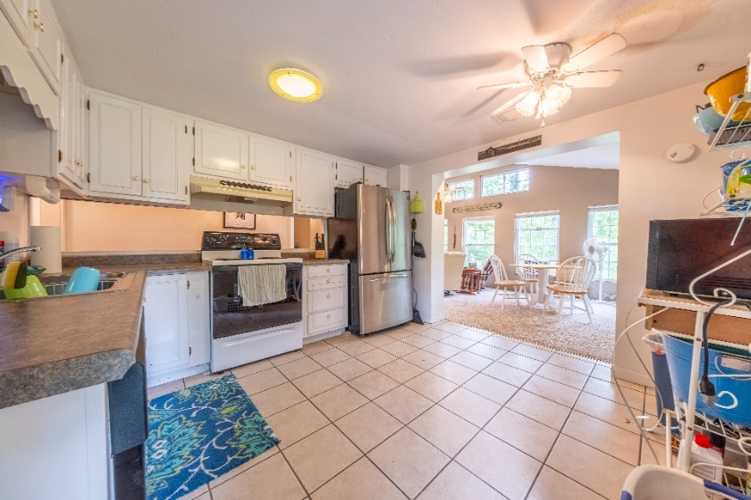 Rental friendly neighborhood, gentle walk to water! - photo 4