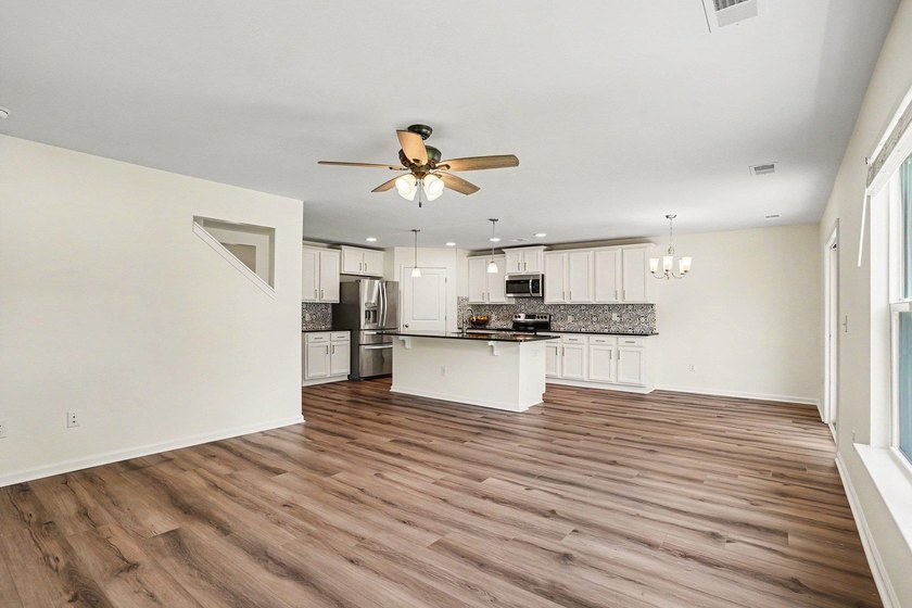 Welcome home to this stunning, move-in-ready 5-bedroom - photo 19