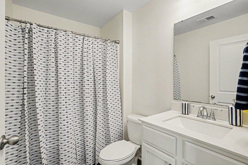 Welcome home to this stunning, move-in-ready 5-bedroom - photo 26