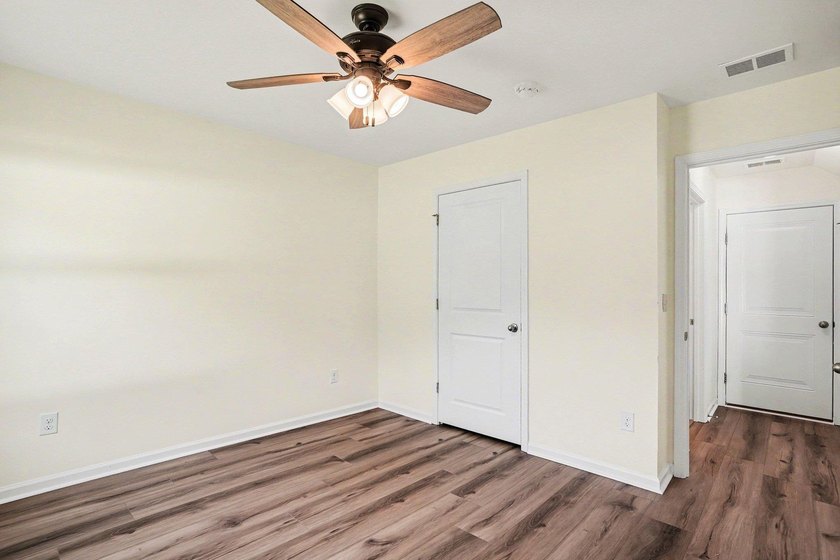 Welcome home to this stunning, move-in-ready 5-bedroom - photo 27