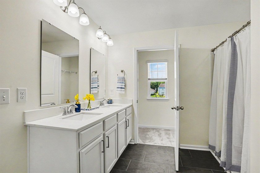 Welcome home to this stunning, move-in-ready 5-bedroom - photo 33