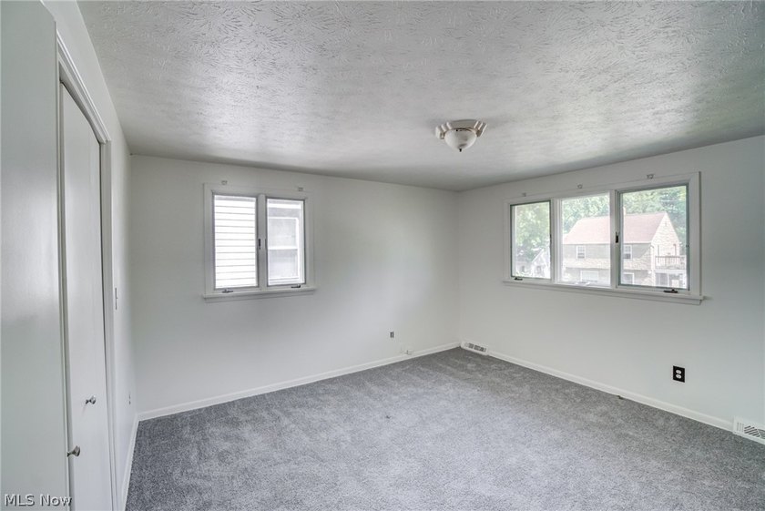 Welcome to 18212 Cornwall Road in Cleveland's desirable lakeside - photo 11