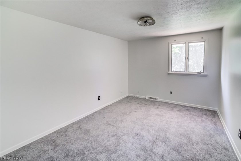 Welcome to 18212 Cornwall Road in Cleveland's desirable lakeside - photo 12