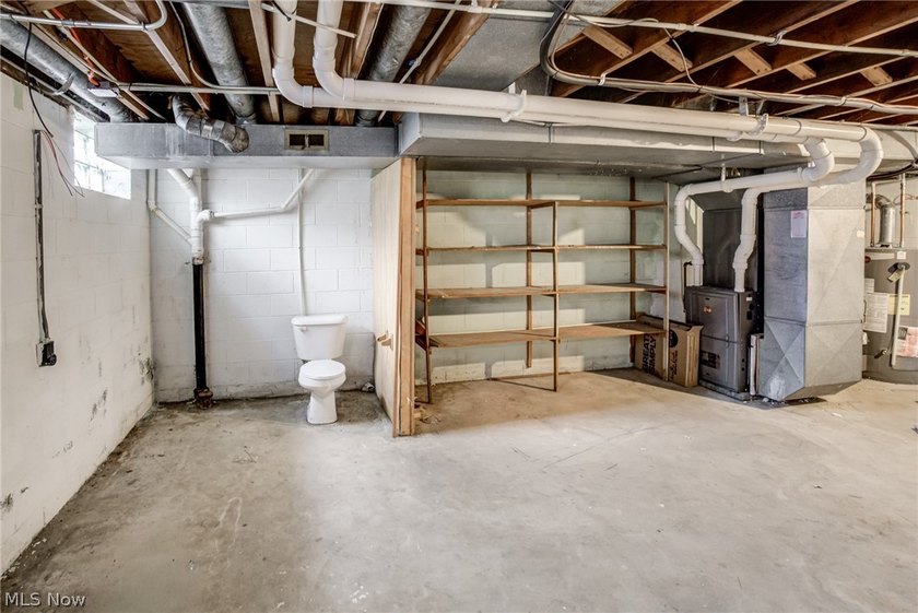 Welcome to 18212 Cornwall Road in Cleveland's desirable lakeside - photo 17
