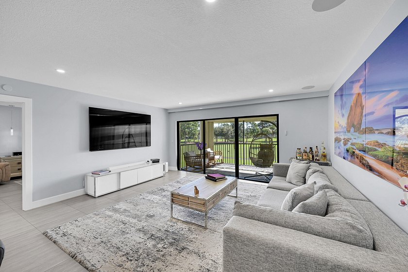 :Immaculate remodeled unit with amazing views. Spacious open - photo 11