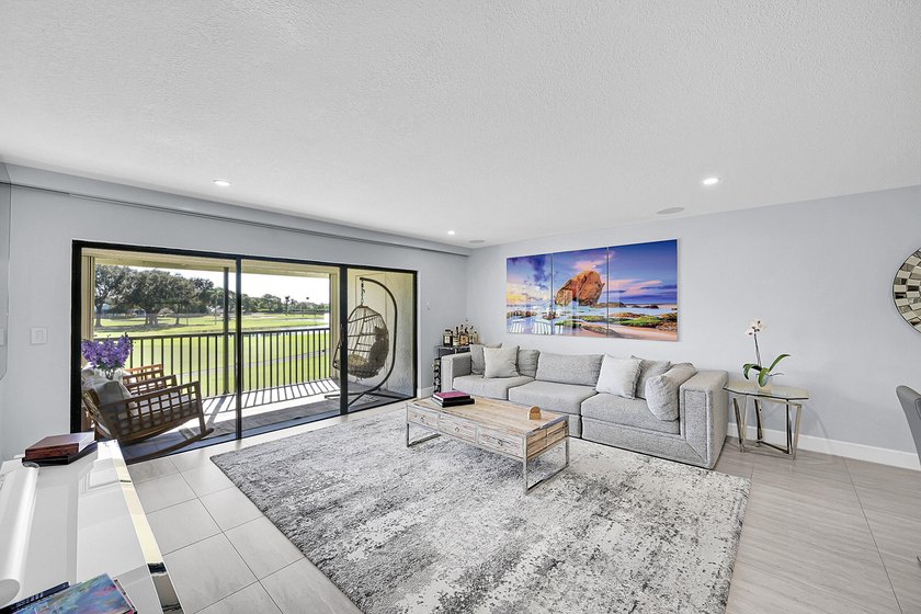 :Immaculate remodeled unit with amazing views. Spacious open - photo 12