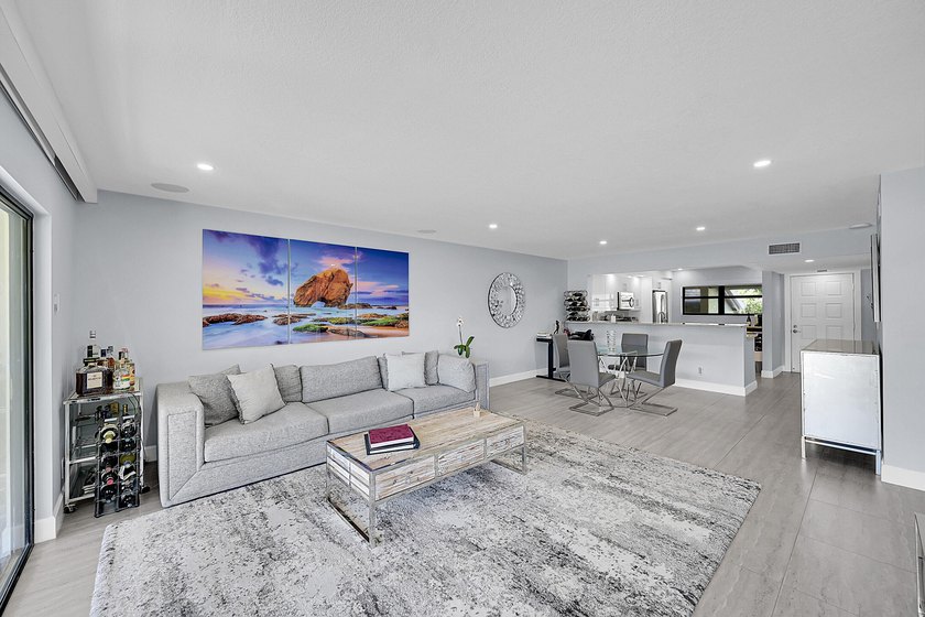 :Immaculate remodeled unit with amazing views. Spacious open - photo 14