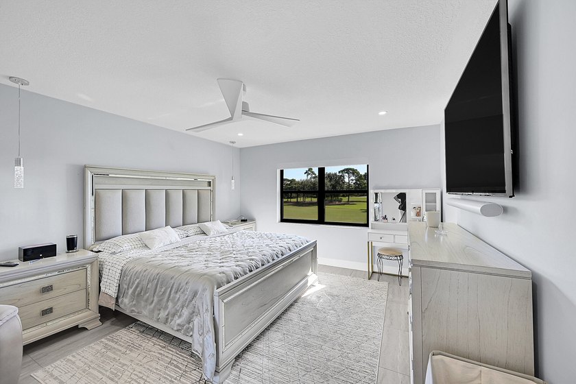 :Immaculate remodeled unit with amazing views. Spacious open - photo 16
