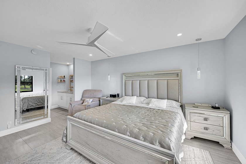 :Immaculate remodeled unit with amazing views. Spacious open - photo 17