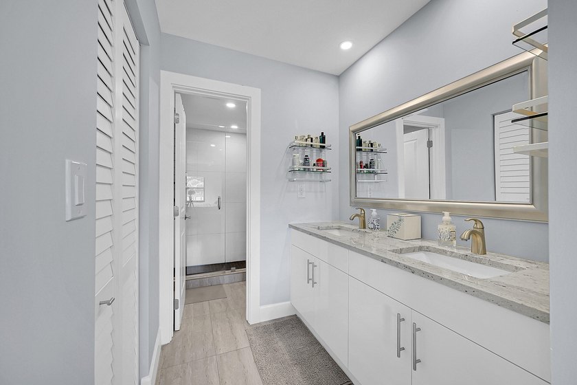 :Immaculate remodeled unit with amazing views. Spacious open - photo 19