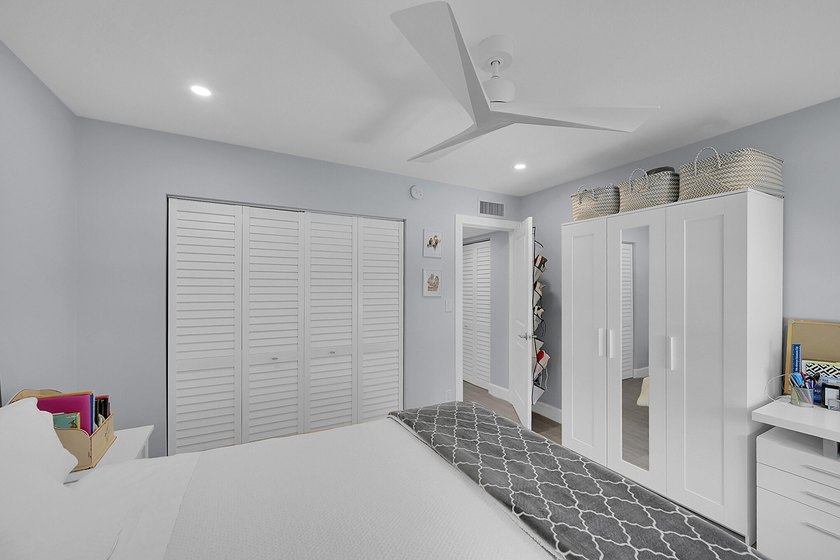 :Immaculate remodeled unit with amazing views. Spacious open - photo 25
