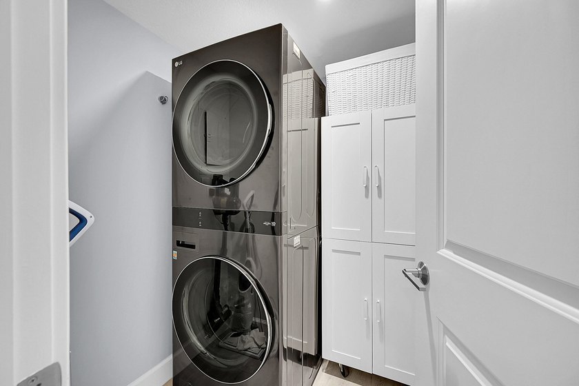 :Immaculate remodeled unit with amazing views. Spacious open - photo 26