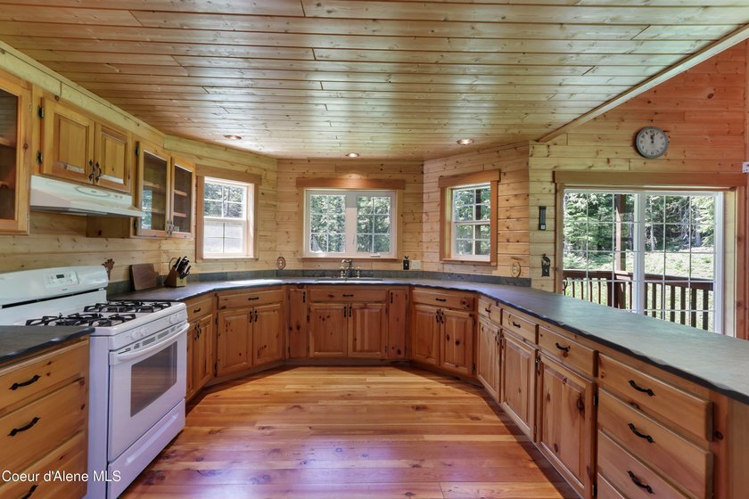 Privately sited on 5 acres with a beautiful mix of trees and - photo 2