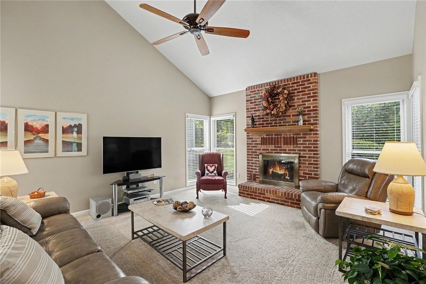 Nestled in the heart of Webster, this impeccably maintained - photo 11