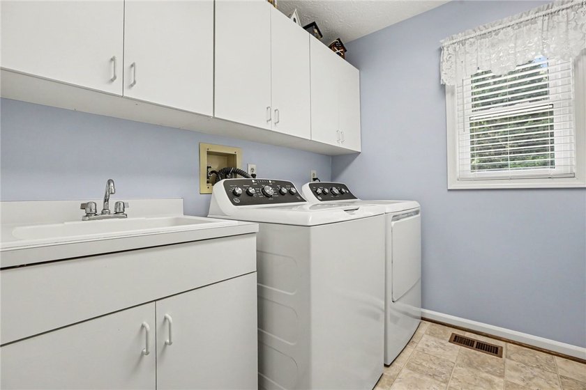 Nestled in the heart of Webster, this impeccably maintained - photo 23