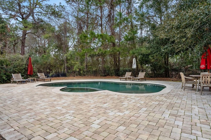 Beautiful home in Kiawah River Estates featuring a stunning - photo 33