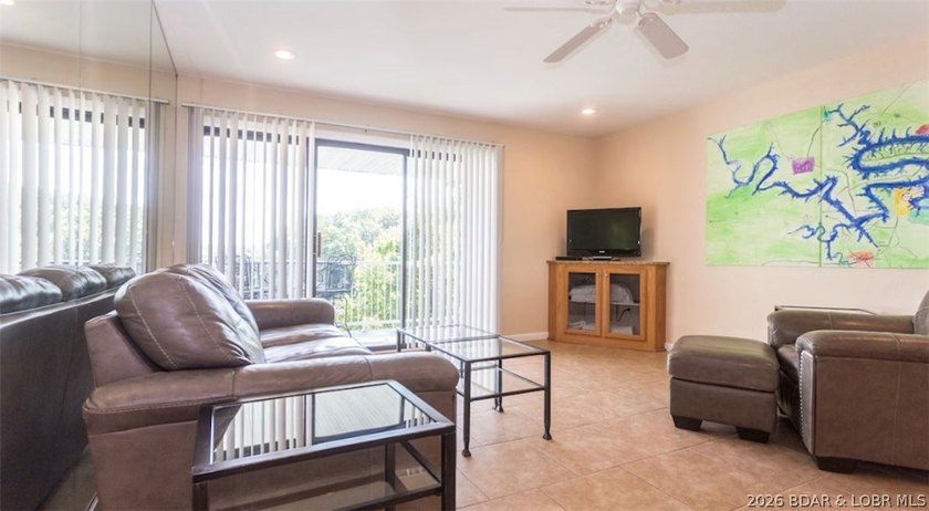Welcome to this beautifully updated 1-bedroom lakefront end-unit - photo 11