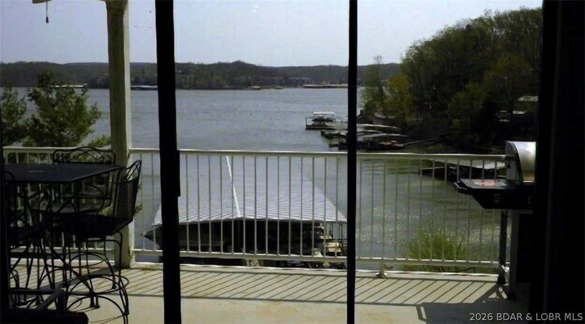 Welcome to this beautifully updated 1-bedroom lakefront end-unit - photo 13