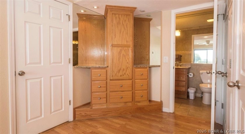 Welcome to this beautifully updated 1-bedroom lakefront end-unit - photo 16