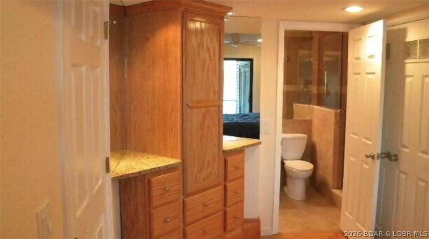 Welcome to this beautifully updated 1-bedroom lakefront end-unit - photo 17