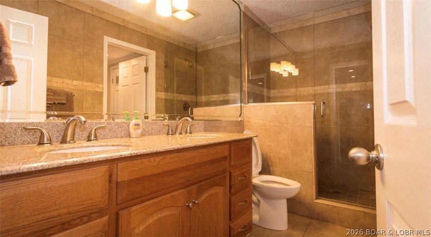 Welcome to this beautifully updated 1-bedroom lakefront end-unit - photo 18