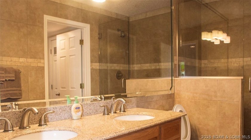 Welcome to this beautifully updated 1-bedroom lakefront end-unit - photo 20
