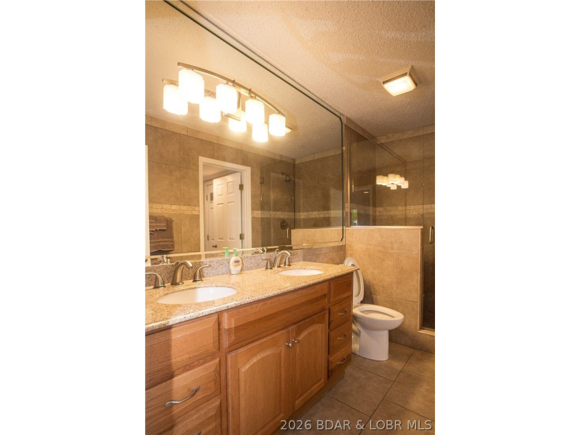 Welcome to this beautifully updated 1-bedroom lakefront end-unit - photo 35