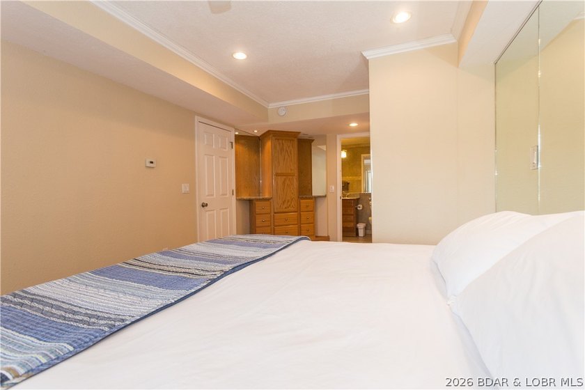 Welcome to this beautifully updated 1-bedroom lakefront end-unit - photo 41