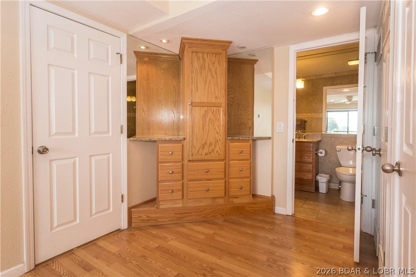 Welcome to this beautifully updated 1-bedroom lakefront end-unit - photo 45