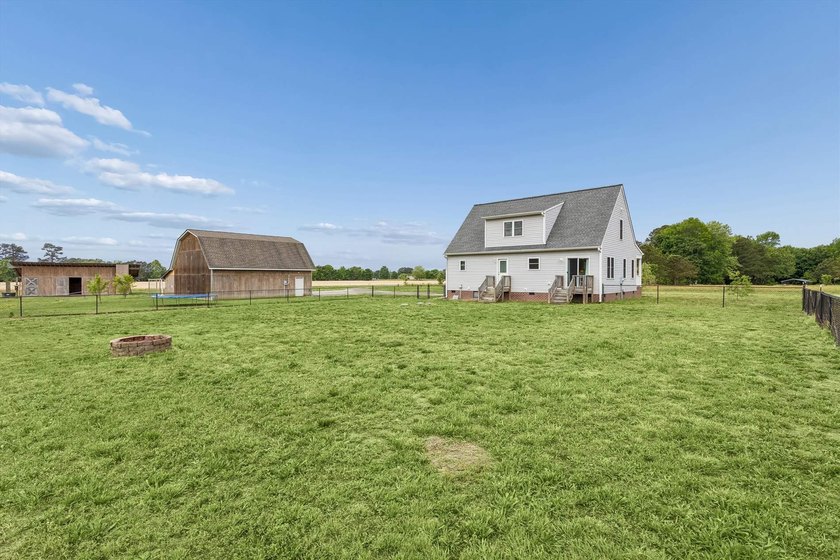 Welcome to this move-in ready Cape Cod situated on 5.12 scenic - photo 20