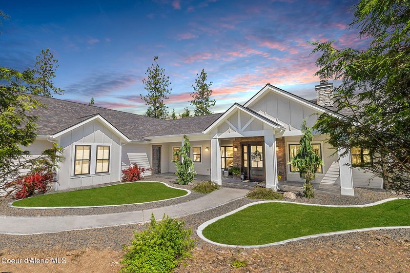 Experience North Idaho luxury with this exquisite, custom-built - photo 2
