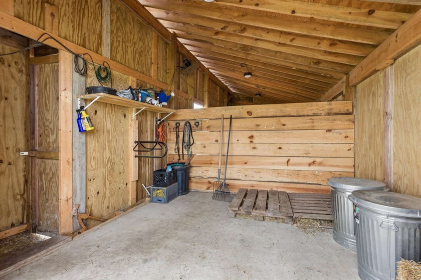 Welcome to this move-in ready Cape Cod situated on 5.12 scenic - photo 22