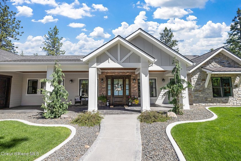 Experience North Idaho luxury with this exquisite, custom-built - photo 3
