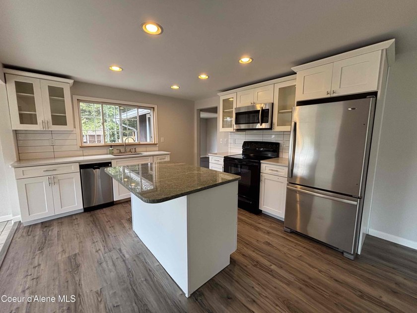 Delightful lakeside cabin on Idyllic 4.9 acres with convenient - photo 8