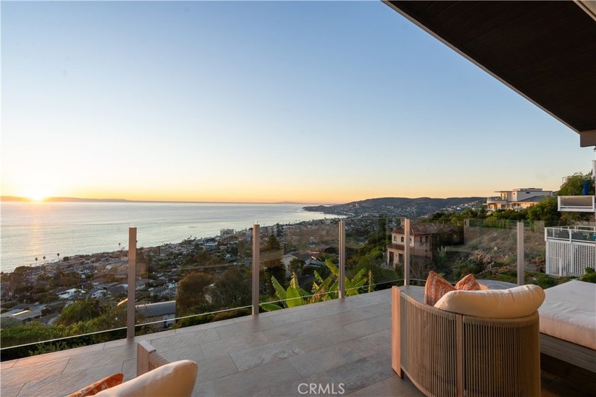 Fully Furnished Rental with Breathtaking Panoramic Coastline and - photo 9