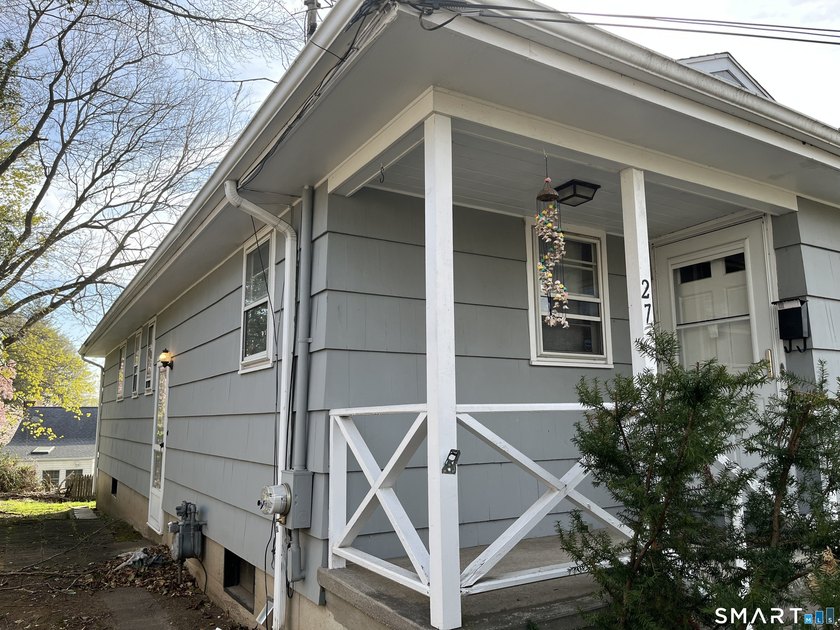 Charming Ranch style home with 3 spacious bedrooms and 1 1/2 - photo 4