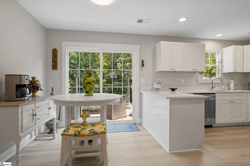 Welcome home to this beautifully maintained, like-new home - photo 13