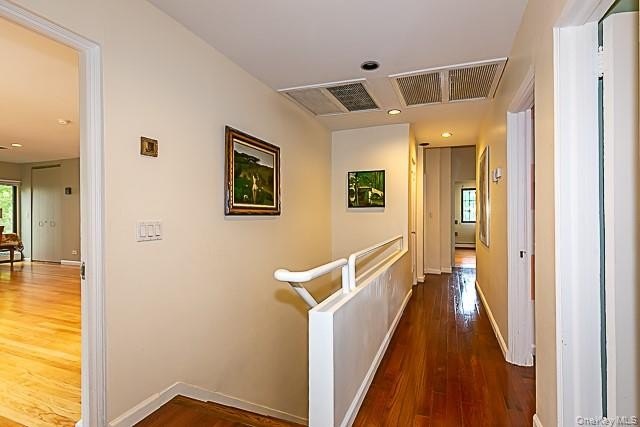 GREAT NECK ESTATES SUN-FILLED HOME CONVENIENTLY LOCATED ON A - photo 13