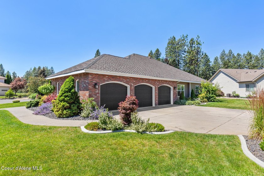 True single level living in this lovely zero-entry home in the - photo 4