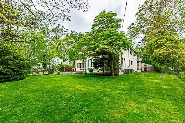 GREAT NECK ESTATES SUN-FILLED HOME CONVENIENTLY LOCATED ON A - photo 17