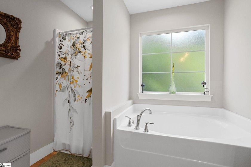 Welcome home to this beautifully maintained, like-new home - photo 20