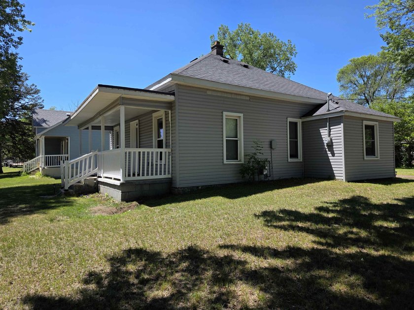 This efficient 2-bedroom, 1-bathroom single-story home offers a - photo 20