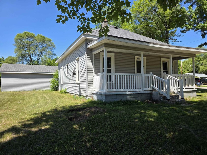 This efficient 2-bedroom, 1-bathroom single-story home offers a - photo 21