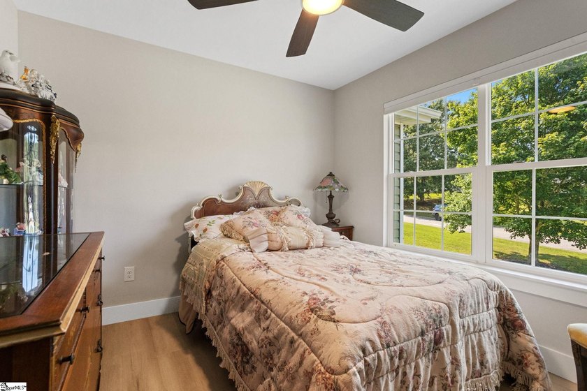 Welcome home to this beautifully maintained, like-new home - photo 27