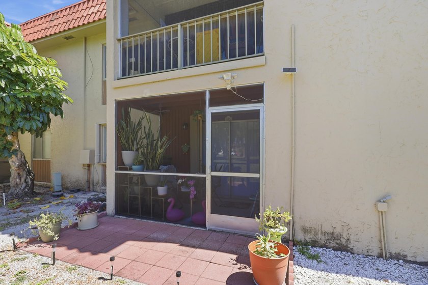Charming 2-bed, 1-bath first-floor condo with a peaceful garden - photo 19