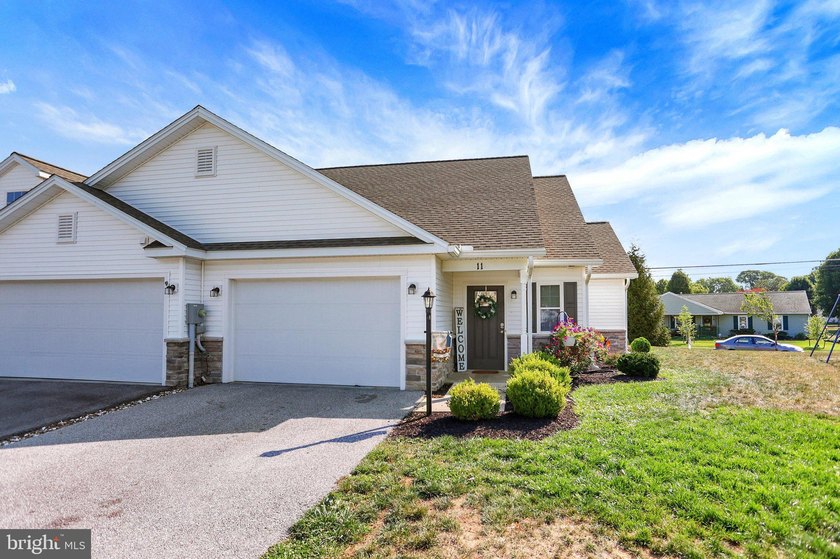 Easy living awaits you in this attractive 3-bedroom, 2.5 bath - photo 31